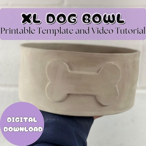Op de afbeelding: Een lichtbeige XL hondenvoerbak met een botvormig ontwerp. De bak heeft de tekst "XL DOG BOWL Printable Template and Video Tutorial" en "DIGITAL DOWNLOAD". De bak wordt door een persoon vastgehouden.