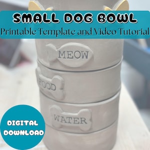 Può includere: Una ciotola per cani grigio chiaro impilata a sezioni, con le parole "MEOW", "FOOD" e "WATER" in rilievo. La parte superiore ha orecchie gialle. Il testo "SMALL DOG BOWL" e "Printable Template and Video Tutorial" sono in alto. Un cerchio blu con "DIGITAL DOWNLOAD" è in basso.