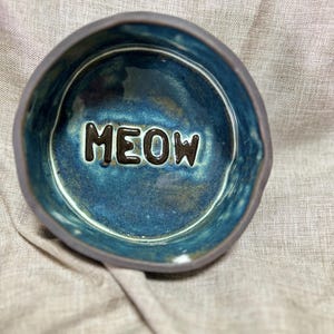 Comedero de cerámica hecho a mano para perros: Meow Pet Dish, esmalte azul, gres marrón. Tamaño pequeño.