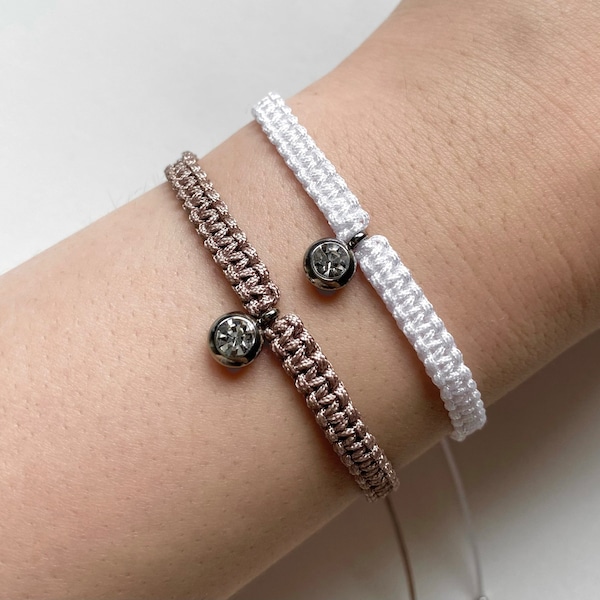 Makramee Armband mit silber Zirkon Anhänger • weiß und taupe