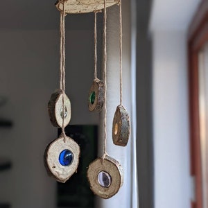 Handgefertigtes Windspiel aus Holz und Glasnuggets, Suncatcher, Sonnenlichtfänger Deko für Terrasse und Garten Bild 3