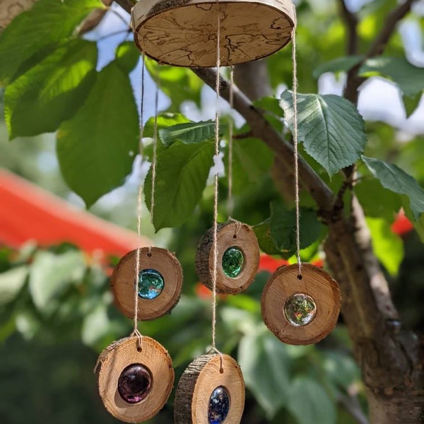Handgefertigtes Windspiel aus Holz und Glasnuggets, Suncatcher, Sonnenlichtfänger Deko für Terrasse und Garten