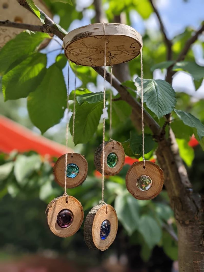 Handgefertigtes Windspiel aus Holz und Glasnuggets, Suncatcher, Sonnenlichtfänger Deko für Terrasse und Garten Bild 1