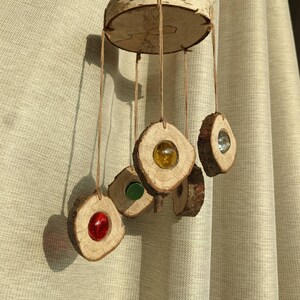 Handgefertigtes Windspiel aus Holz und Glasnuggets, Suncatcher, Sonnenlichtfänger Deko für Terrasse und Garten Bild 6