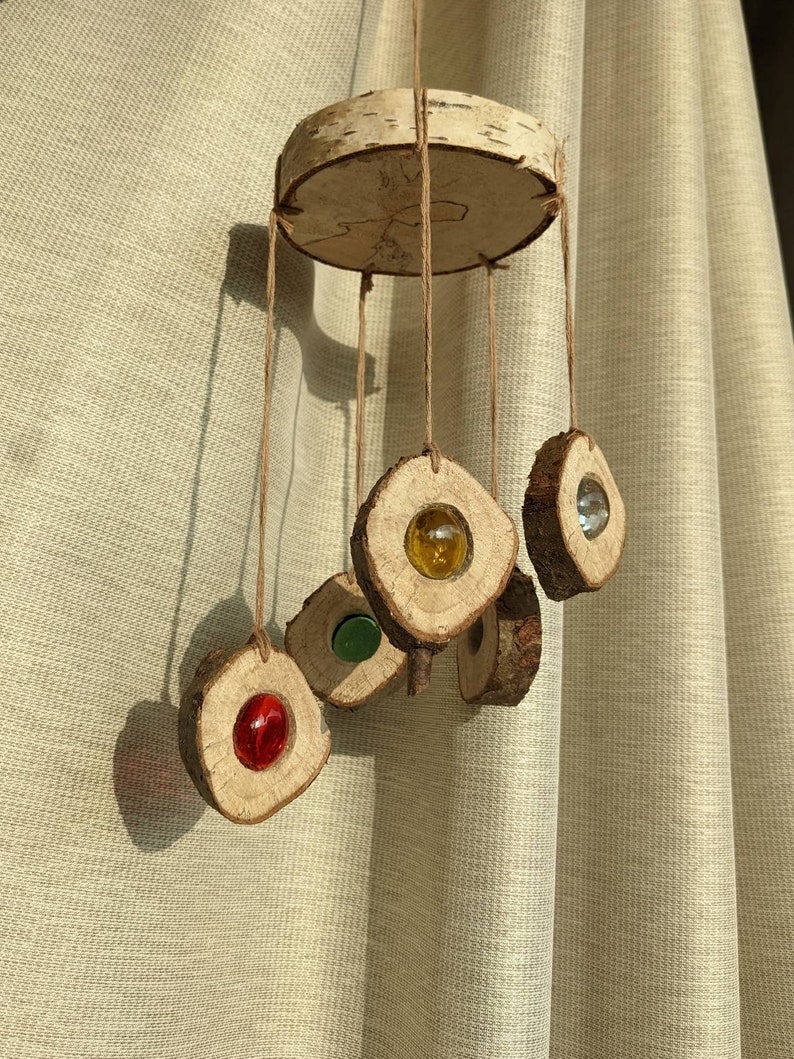 Handgefertigtes Windspiel aus Holz und Glasnuggets, Suncatcher, Sonnenlichtfänger Deko für Terrasse und Garten Bild 6