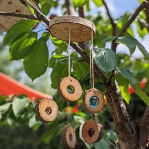 Handgefertigtes Windspiel aus Holz und Glasnuggets, Suncatcher, Sonnenlichtfänger Deko für Terrasse und Garten Bild 2