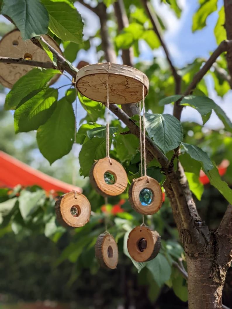 Handgefertigtes Windspiel aus Holz und Glasnuggets, Suncatcher, Sonnenlichtfänger Deko für Terrasse und Garten Bild 2