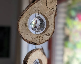 Sonnenlichtfänger aus Holz und einem klaren Kristall, Suncatcher als Fensterdekoration, Lichtspiel für innen und außen, Regenbogen Kristall