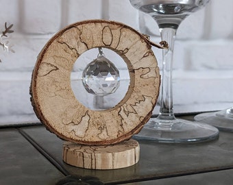 Funkelnder Aufsteller aus Birkenholzscheibe und klarem Regenbogen Kristall als Tischdekoration Home Geschenk Weihnachten Winter