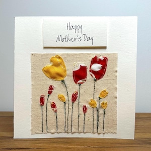 Handgemachte Tulpenblume genähte Muttertagskarte. Genähte Stoffkarte Tulpen unterfüttert für 3D Effekt. 15x15 cm, mit Umschlag