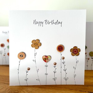 Cartão de aniversário feito à mão. Cartão de botões de flores. Desenhado à mão. 6 por 6 polegadas, envelope branco