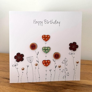 Biglietto di compleanno fatto a mano. Biglietto con bottoni a forma di fiore. Disegnato a mano. 6 x 6 pollici, busta bianca