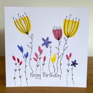 Cartão de aniversário de flores, pintado à mão. Cartão de felicitações exclusivo. 6 por 6 polegadas, envelope branco