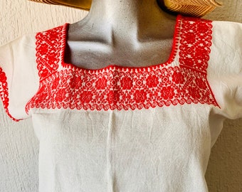 Typische mexikanische handgefertigte Bluse, mit Handstickerei in Pepenado-Technik, mexikanisches Top, handgefertigtes Top, Bohemian-Top, Hippie-Top, lateinamerikanische Mode