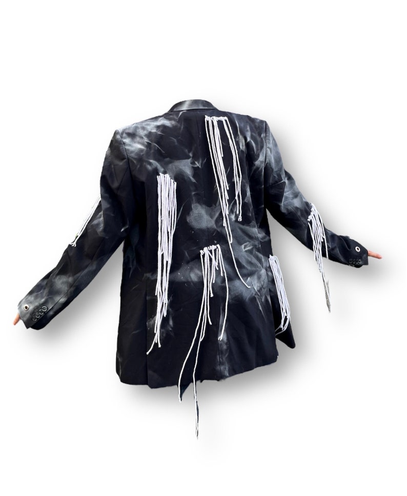 HANGING Upcycled unisex Blazer Custom Blazer Hanging Threads Design Punky Style batiqued/besprüht Bild 5