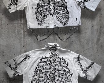 Cropped painted white shirt with chains