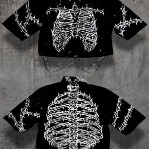 Cropped painted black shirt with chains