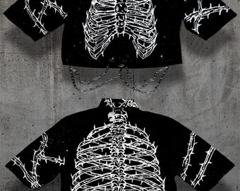 Cropped painted black shirt with chains