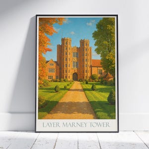 Puede incluir: Impresión enmarcada de Layer Marney Tower, un edificio histórico con una fachada simétrica y dos torres prominentes. La obra presenta un largo camino que conduce a la entrada, rodeado de céspedes verdes y árboles. El cielo es azul con nubes. El texto "LAYER MARNEY TOWER" está en la parte inferior.