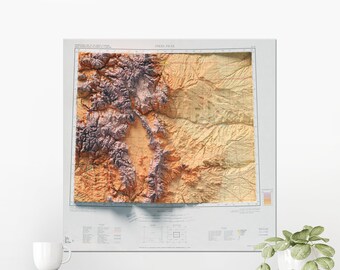 Könnte beinhalten: Eine topografische Karte des Pikes Peak in Colorado, die die Höhe des Berges und der Umgebung zeigt. Die Karte ist auf weißem Hintergrund mit hellblauem Rand gedruckt. Die Karte ist im Vintage-Stil gehalten.