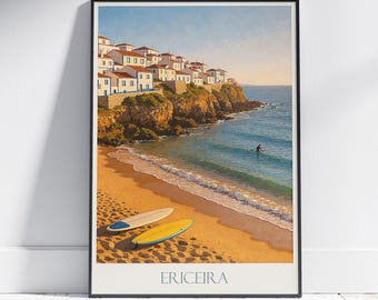 Könnte beinhalten: Ein gerahmter Druck mit einer Küstenlandschaft mit weißen Gebäuden und roten Dächern auf einer Klippe mit Blick auf das Meer. Zwei Surfbretter liegen am Sandstrand. Das Wort "Ericeira" ist unten aufgedruckt.