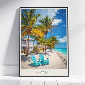 Puede incluir: Un estampado enmarcado que presenta una escena de playa tropical. Dos sillas Adirondack turquesas están en una playa de arena, con palmeras y un océano turquesa en el fondo. El texto "CAYMAN" está impreso en la parte inferior.