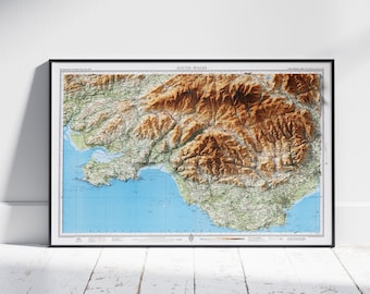 Könnte beinhalten: Eine gerahmte Karte von Südwales mit einem Relief-Design, das die Topographie der Region zeigt. Die Karte ist in Braun-, Grün- und Blautönen gehalten, mit einem schwarzen Rahmen.