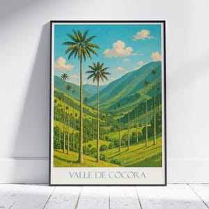 Puede incluir: Una impresión artística enmarcada que presenta un paisaje del Valle de Cocora en Colombia. La obra de arte representa altas palmeras en un valle verde con colinas onduladas y un cielo azul con nubes. El texto "VALLE DE COCORA" está en la parte inferior.