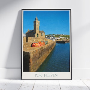 Porthleven-reisposter, klokkentoren Cornwall | Britse havenkunstprint | Kustmuurdecoratie | Nautisch cadeau