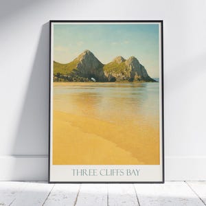 Drei Klippen Bay Reiseplakat, Wales Strand Kunstdruck | Gower Halbinsel Landschaft | UK Küstenwanddekor | Gelassener Vintage-Stil
