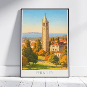 Könnte beinhalten: Gerahmter Kunstdruck mit einer detaillierten Illustration des Campanile der University of California, Berkeley. Das Kunstwerk zeigt den ikonischen Glockenturm inmitten einer lebendigen Landschaft aus Bäumen und Gebäuden, mit dem Wort "BERKELEY" am unteren Rand.