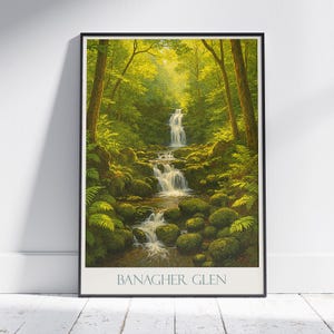 Banagher Glen Wasserfall Poster | Irland Natur Kunstdruck | Üppiger Wald Wohn Dekor | Sonnendurchflutete grüne Landschaft