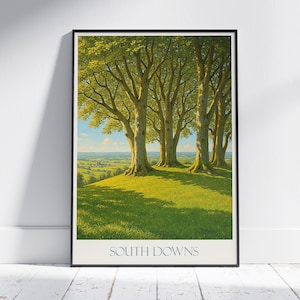 Peut inclure: Impression d'art encadrée représentant un paysage. L'œuvre d'art montre un groupe de grands arbres avec des feuilles vertes sur une colline herbeuse. L'arrière-plan présente des collines et un ciel bleu. Le texte "SOUTH DOWNS" est imprimé en bas.
