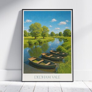 Puede incluir: Una impresión artística enmarcada de una serena escena fluvial con tres pequeñas barcas de madera. Frondosos árboles verdes bordean las orillas bajo un cielo azul brillante con nubes blancas. El texto "DEDHAM VALE" está impreso en la parte inferior.