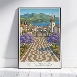 Peut inclure: Une affiche encadrée de Ponta Delgada, représentant une illustration détaillée d'une rue de la ville avec une allée à motifs menant à une arche. La scène comprend des bâtiments, une tour de l'horloge et des collines verdoyantes sous un ciel bleu. Le texte "PONTA DELGADA" est en bas.