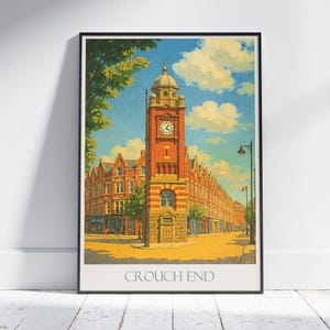 Op de afbeelding: Een ingelijste prent van Crouch End, met een rode bakstenen klokkentoren en gebouwen onder een blauwe lucht met wolken. De prent heeft een vintage stijl, met de tekst "CROUCH END" onderaan.