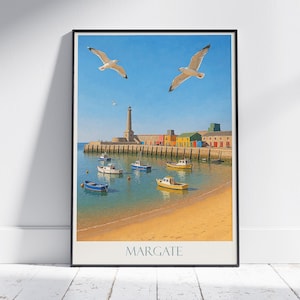 Puede incluir: Un póster enmarcado de Margate, con un faro, edificios coloridos y barcos en el agua. Dos gaviotas vuelan en el cielo azul sobre el puerto. La palabra "MARGATE" está impresa en la parte inferior.