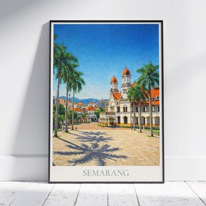 Könnte beinhalten: Gerahmter Druck von Semarang, Indonesien. Die Illustration zeigt ein historisches Gebäude mit orangefarbenen Kuppeln und einer weißen Fassade. Palmen säumen die Straße unter blauem Himmel. Der Name der Stadt ist unten auf dem Druck abgebildet.