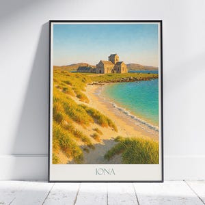 Puede incluir: Impresión artística enmarcada que representa un paisaje costero con una iglesia de piedra y edificios en una playa de arena. La obra de arte muestra un mar turquesa, arena dorada y vegetación verde bajo un cielo azul claro. La palabra "IONA" está impresa en la parte inferior.