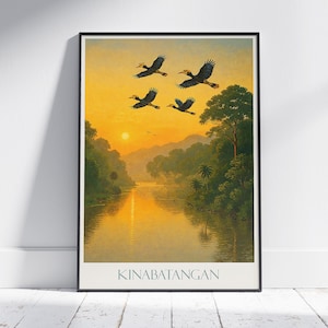 Poster di viaggio sul fiume Kinabatangan, Malesia / Arte della fauna selvatica con buceri / Stampa della foresta pluviale al tramonto dorato / Arredamento d'epoca