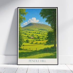 Puede incluir: Una impresión enmarcada de Pendle Hill, que presenta un paisaje vibrante con una ladera verde, árboles y un cielo azul con nubes. La obra de arte tiene un estilo clásico y pictórico, con el texto "PENDLE HILL" en la parte inferior.