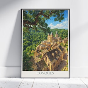 Pode incluir: Impressão emoldurada de Conques, uma vila histórica na França. A imagem mostra a arquitetura da vila, com edifícios de pedra e uma igreja, em um cenário de colinas verdes e céu azul. A palavra "CONQUES" está na parte inferior.