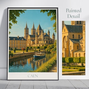 Può includere: Un poster in stile vintage con un dipinto di un grande edificio in pietra gialla con una torre alta e un canale di fronte. L'edificio è circondato da alberi e il canale ha una piccola barca. Il poster ha la parola "CAEN" stampata in basso.