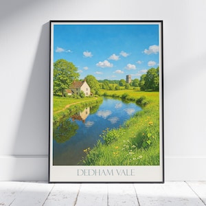 Puede incluir: Impresión enmarcada de Dedham Vale, con una serena escena fluvial. Una casa blanca con tejado rojo se encuentra a orillas del río, rodeada de exuberantes árboles y campos verdes bajo un cielo azul brillante. El texto "DEDHAM VALE" está en la parte inferior.