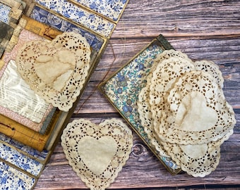 Napperons coeurs en papier rose teint dans le café | 6 pièces | napperons de style vintage, fournitures de journal indésirable, éphémères, napperons en dentelle, napperons de journal indésirable