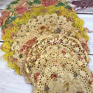Napperons Napperons imprimés floraux Napperons teints dans le café Papier dentelle | Lot varié de 8 pièces | napperons vintage, fournitures pour journaux indésirables, éphémères