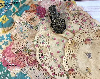 Napperons Napperons imprimés floraux Napperons teints dans le café Papier dentelle | Lot varié de 4 pièces | napperons vintage, fournitures pour journaux indésirables, éphémères