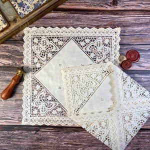 Square Lace Paper Doilies Vintage 1950's Rare Schmetterlings-Muster Elfenbein | Vintage Deckchen, Hochzeitseinladung, Junk Journal Zubehör, Ephemera