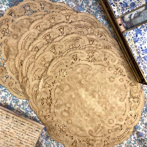 Paquete de 10 tapetes de papel con encaje teñidos de café, redondos, tapetes vintage, suministros para diarios basura, efímeras, sobres, papel para diarios basura