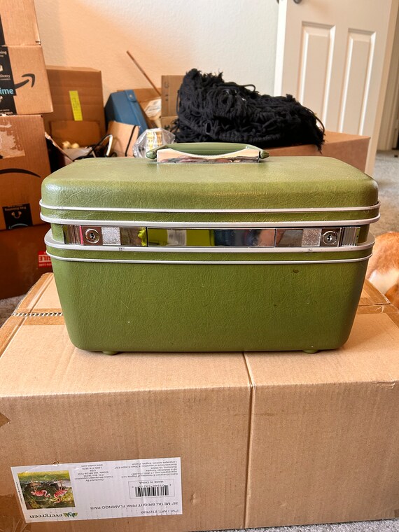 vintage sixties train case Gem